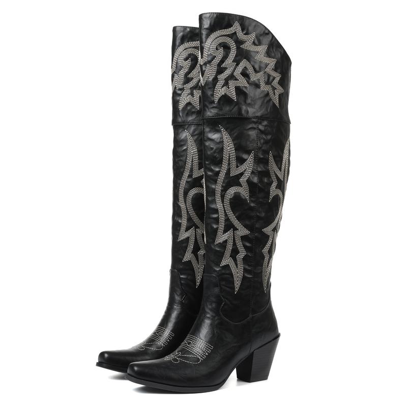 Bottes cuissardes style santiag Danoir Paris Joséphine en cuir noir, avec talons et détails élégants, portées par Léonie Varenne