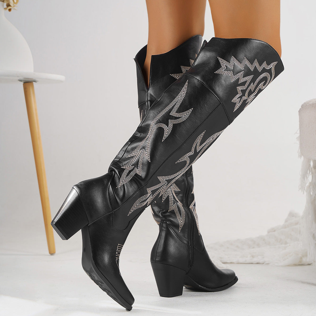 Bottes cuissardes style santiag Danoir Paris, modèle Joséphine, en cuir avec talon, portées par Léonie Varenne.