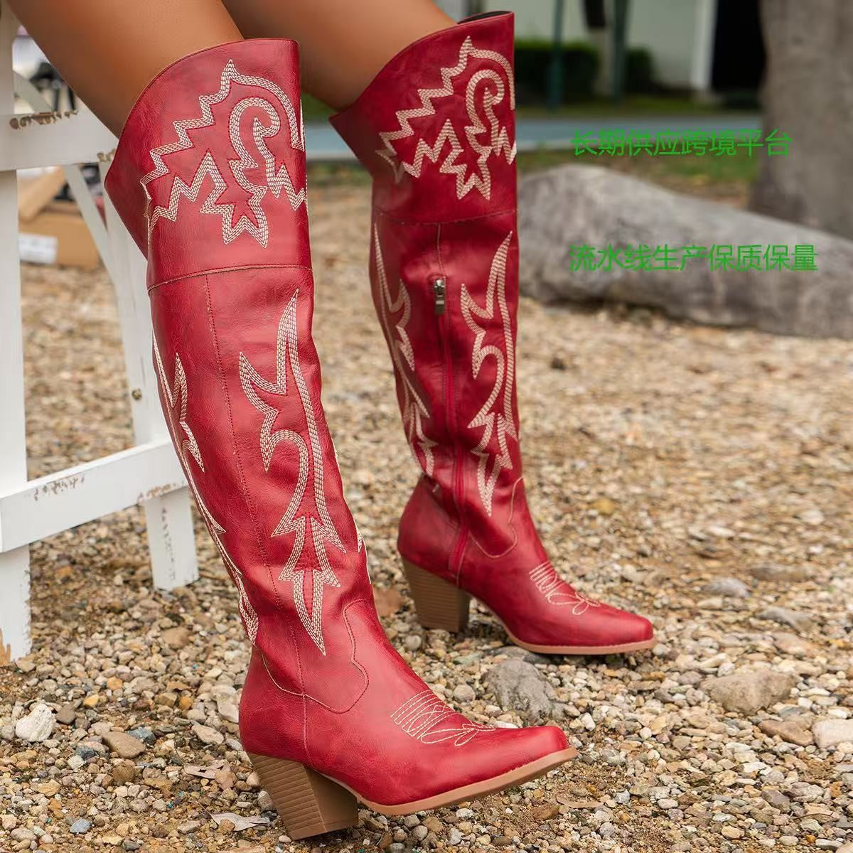 Bottes cuissardes style santiag Danoir Paris Joséphine portées, en cuir noir avec talons et détails élégants.