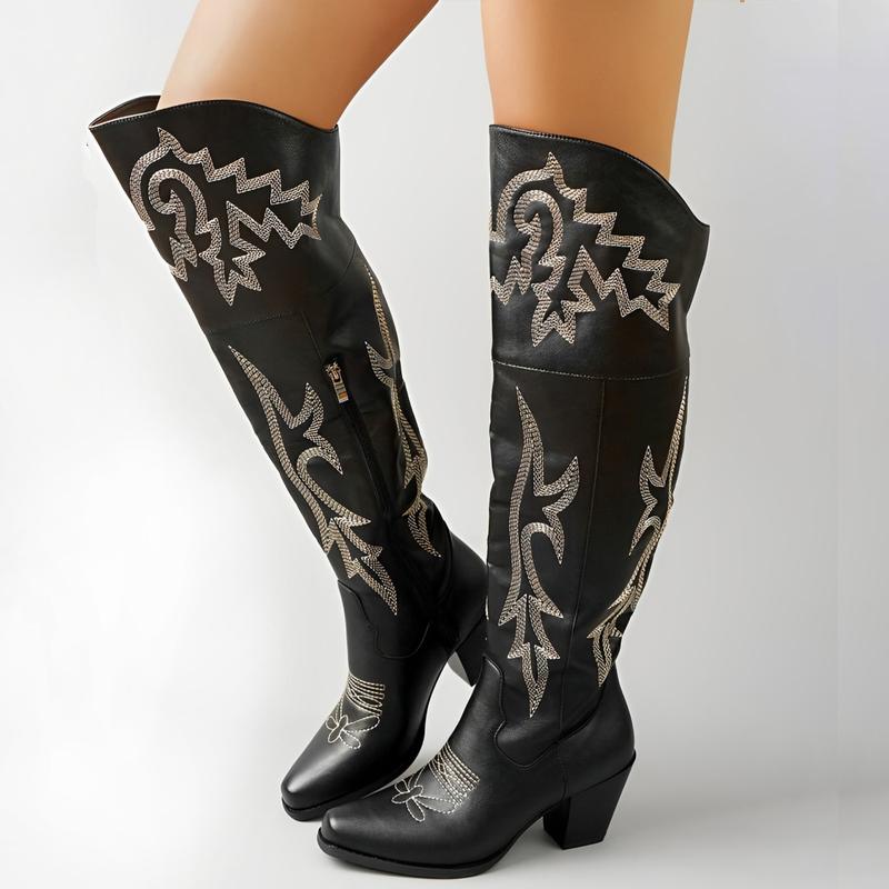 Bottes cuissardes style santiag Joséphine par Danoir Paris, en cuir noir avec talon élégant, portées par Léonie Varenne.