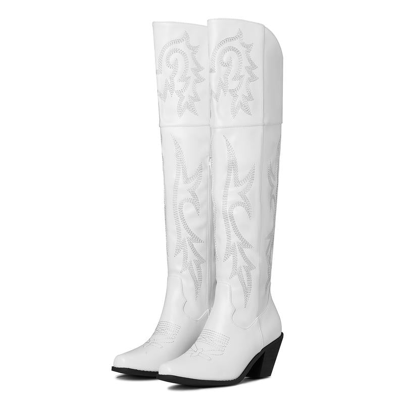 Bottes cuissardes style santiag Danoir Paris mode Joséphine, en cuir noir avec talon, portée par Léonie Varenne.