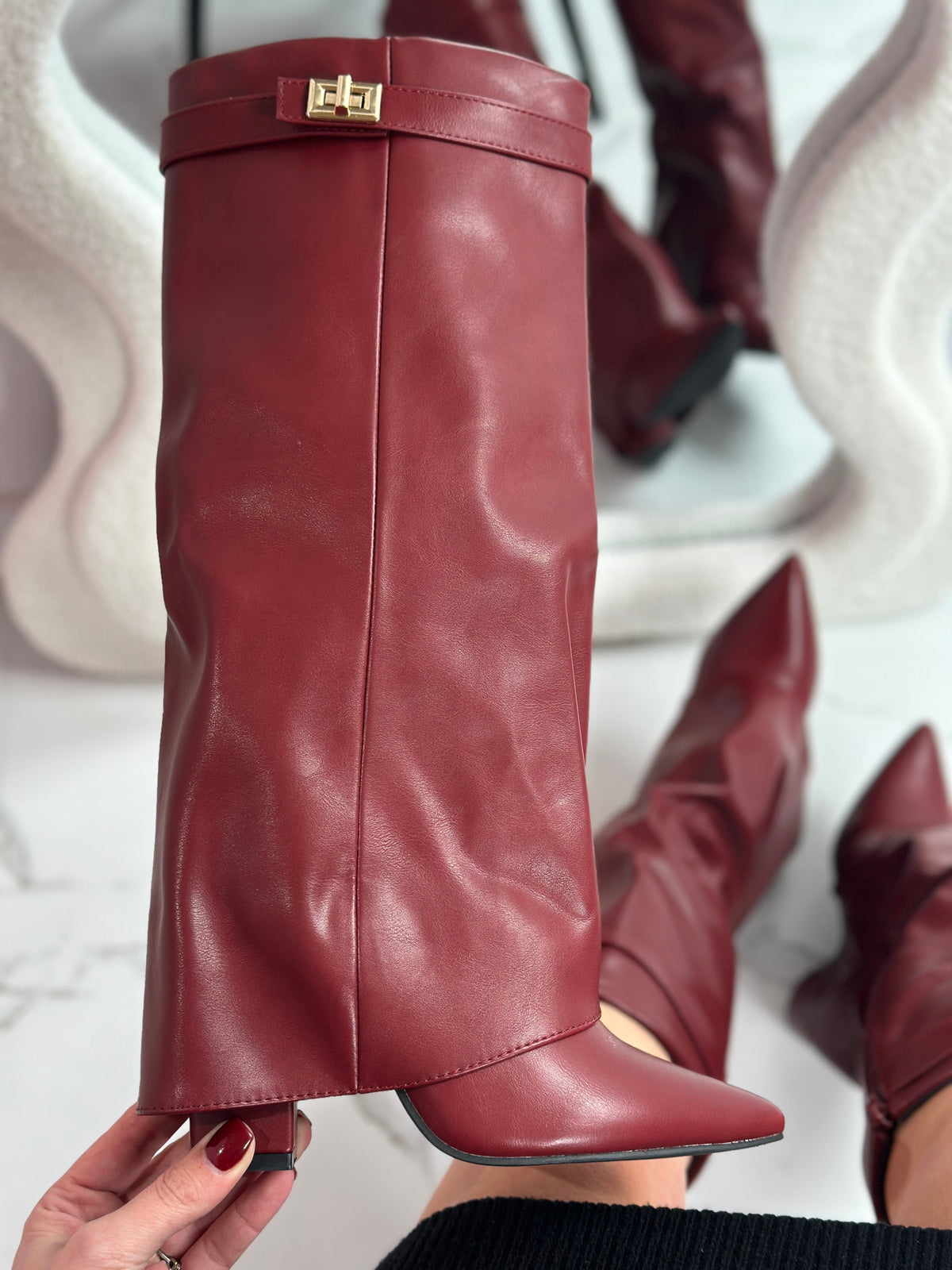 Bottes hautes en cuir bordeaux Éloïse avec boucle de Danoir Paris, vue de face sur un fond neutre.