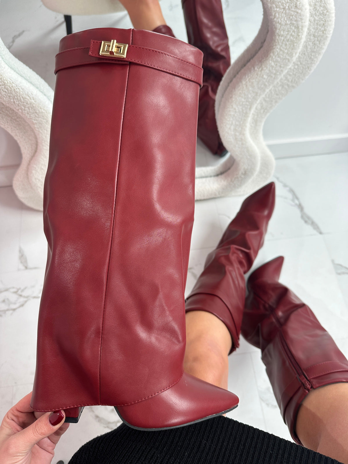 Bottes hautes en cuir bordeaux Éloïse avec boucle, Danoir Paris, montrant le détail du design élégant et la texture du cuir.