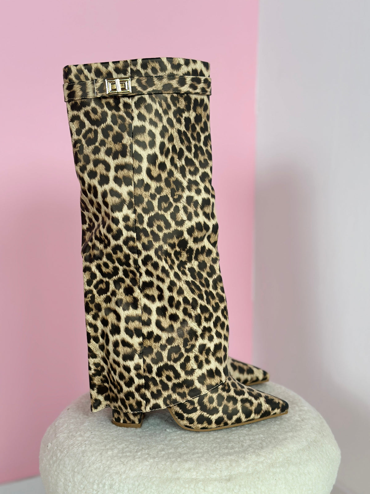 Bottes hautes léopard Danoir Paris Félicie avec bout pointu, en cuir animal imprimé, portée en extérieur.