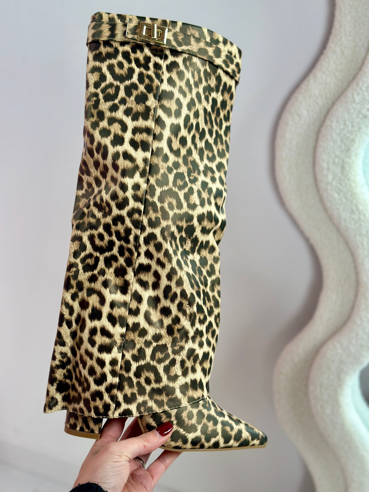 Bottes hautes léopard Félicie de Danoir Paris avec bout pointu et motif animalier, portées par une femme.