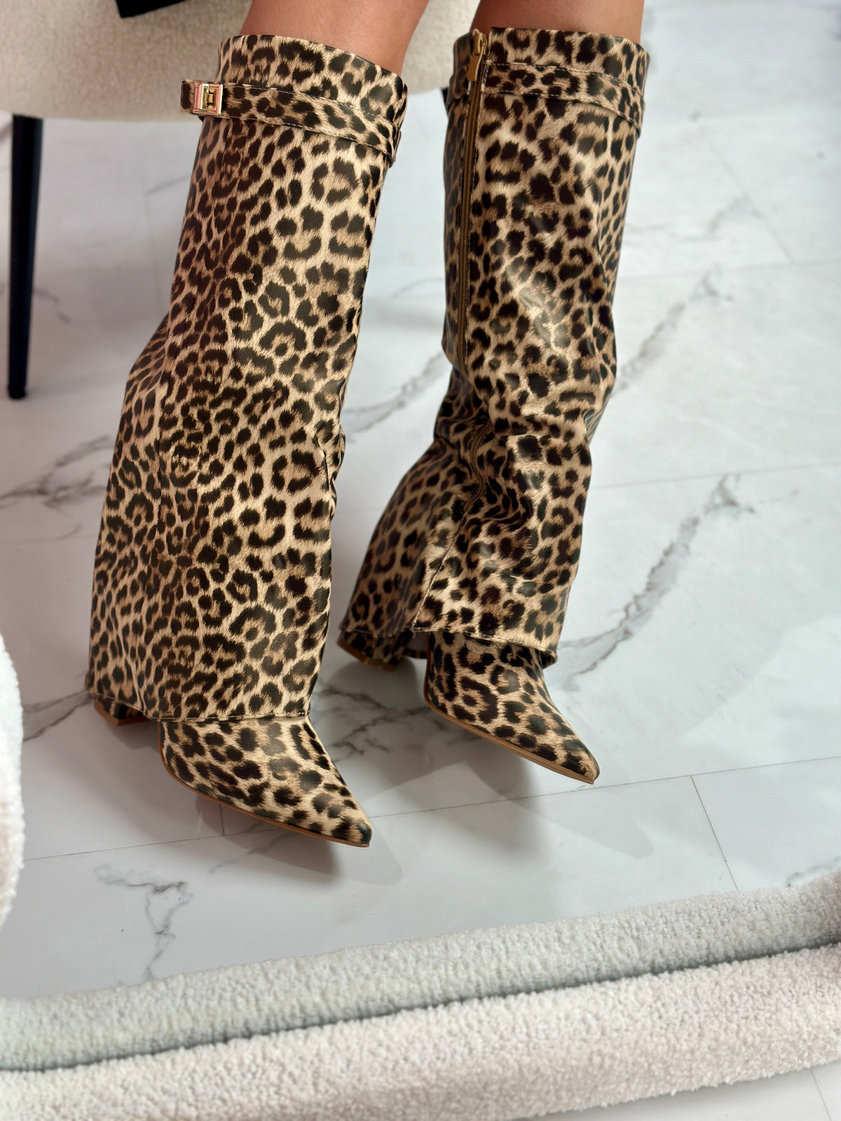 Bottes hautes Léopard Félicie de Danoir Paris avec bout pointu, en cuir à motif léopard, portées par Léonie Varenne.