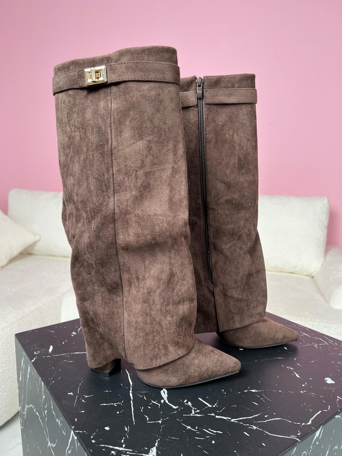 Bottes hautes en suédine à boucle Camille par Danoir Paris, illustration de style élégant avec détail boucle.