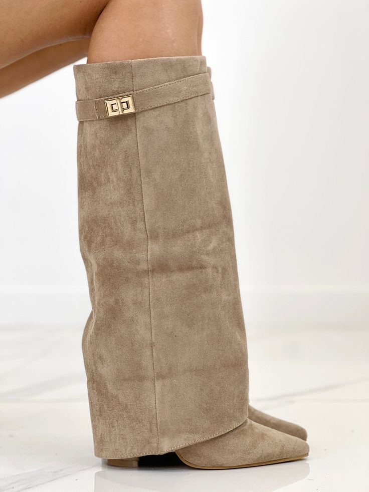 Bottes hautes en suédine à revers Anaïs de Danoir Paris, montrant leur design élégant et leur texture douce.