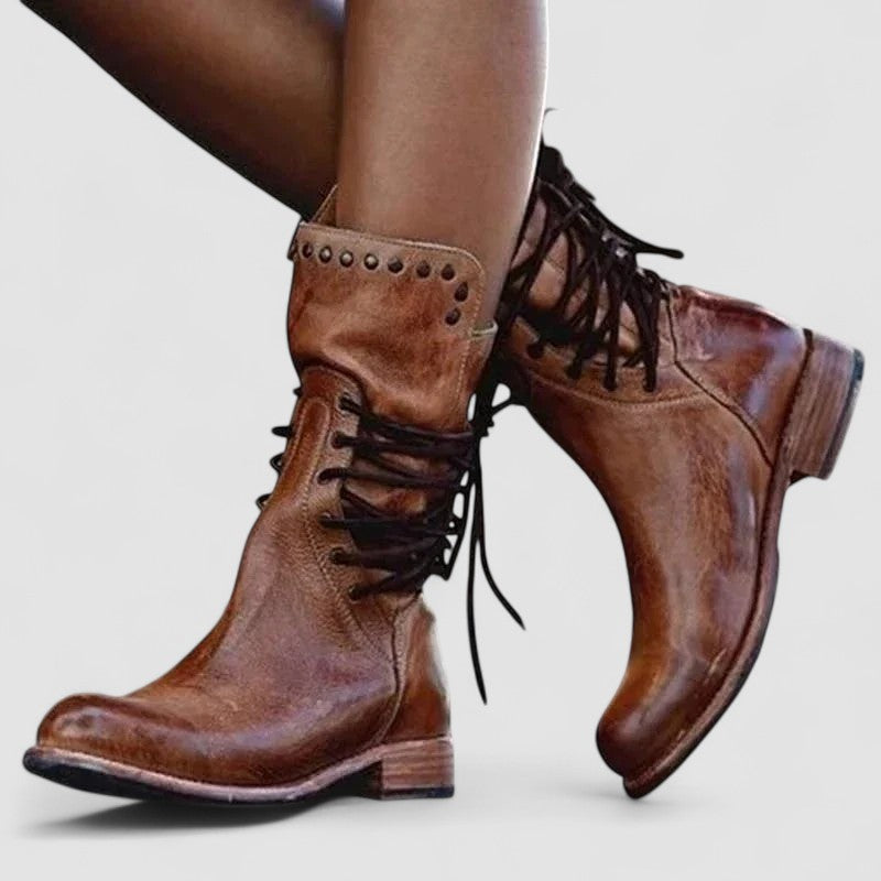 Bottes western orthopédiques Séraphine par Danoir Paris avec design élégant et talon moyen, en cuir brun.