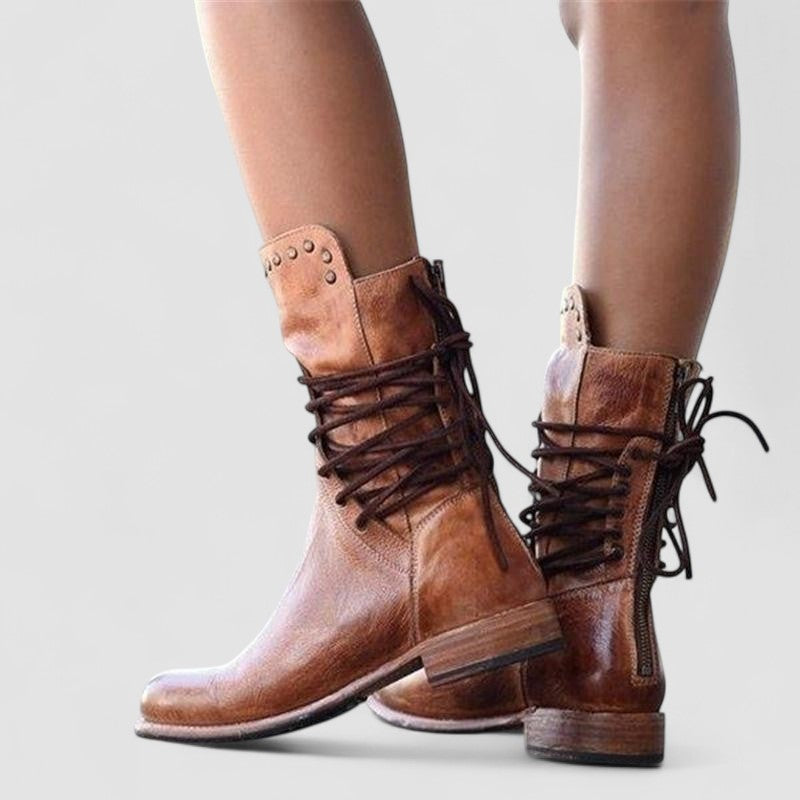 Bottes western orthopédiques Séraphine de Danoir Paris, en cuir marron avec détails traditionnels, pour un style élégant et confortable.