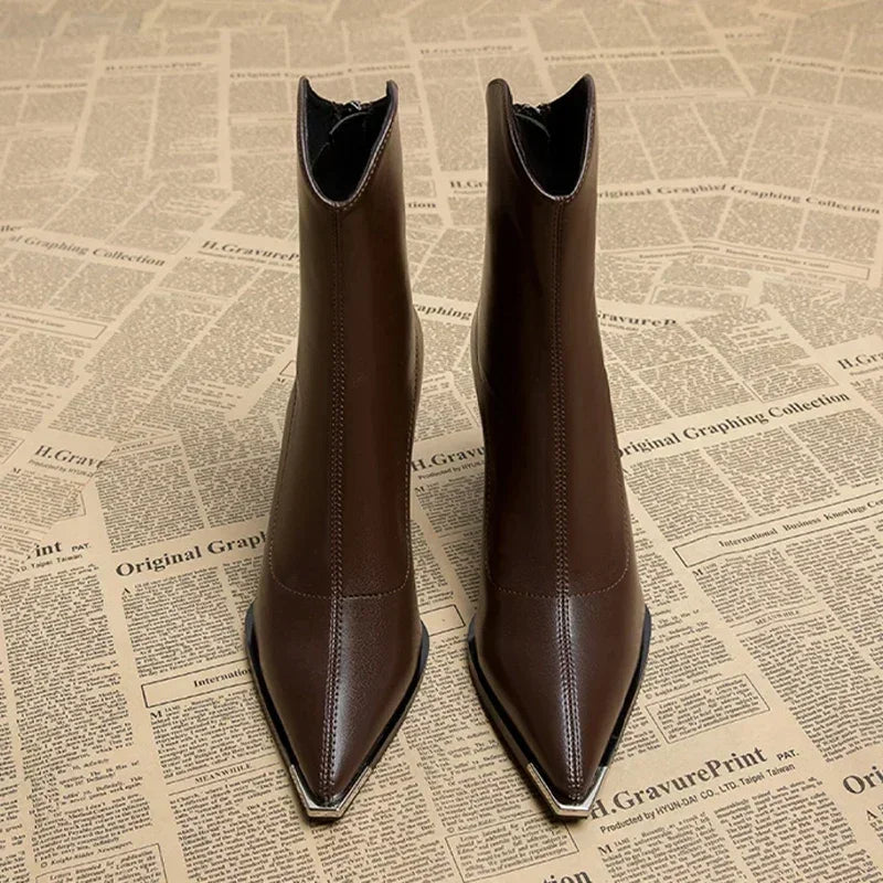 Bottines Chelsea Danoir Paris Noémie avec bout métallisé, en cuir noir, élégantes et modernes, vues de face sur un fond neutre.