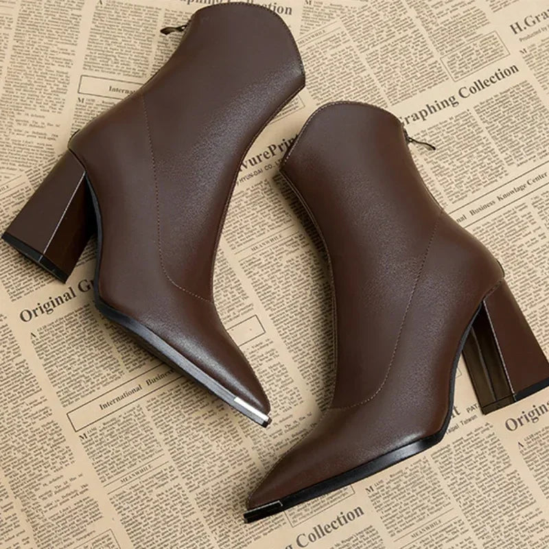 Bottines Chelsea Danoir Paris Noémie avec bout métallisé, en cuir noir et semelle antidérapante, vues de côté.