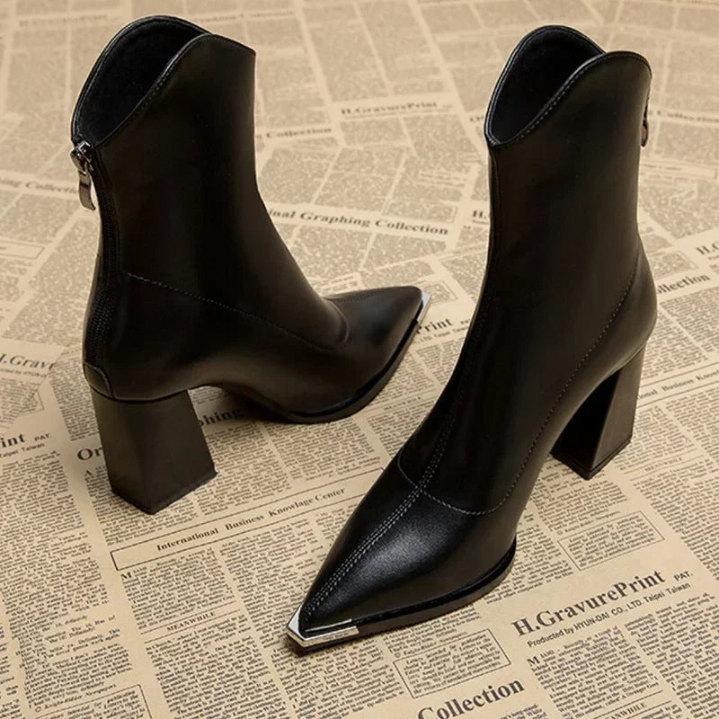 Bottines Chelsea Noémie Danoir Paris avec bout métallisé, en cuir noir, élégantes et tendance pour femme.