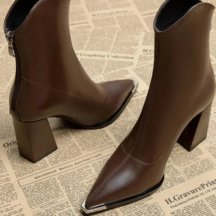 Bottines Chelsea Noémie à bout métallisé de Danoir Paris, en cuir noir, avec semelle robuste et design élégant.