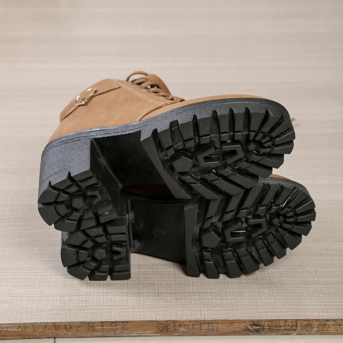 Bottines à lacets Albane de Danoir Paris avec talon bloc, en cuir noir, chaussures élégantes pour femmes.