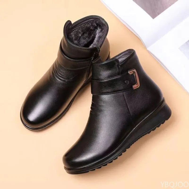 Bottines plates d'hiver Danoir Paris Sidonie, antidérapantes, en cuir noir, avec semelle robuste et design élégant.