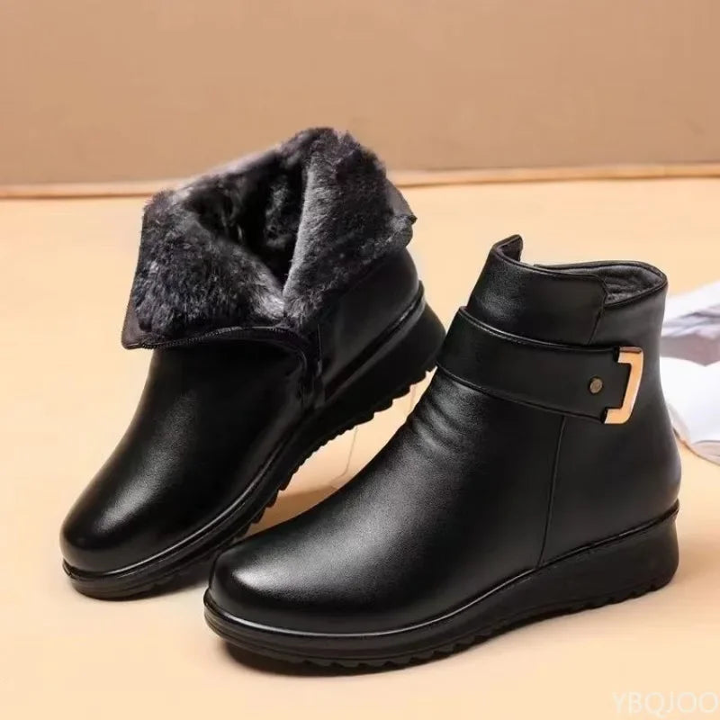 Bottines plates d'hiver antidérapantes Danoir Paris Sidonie portées, en cuir noir avec semelle robuste pour femme.