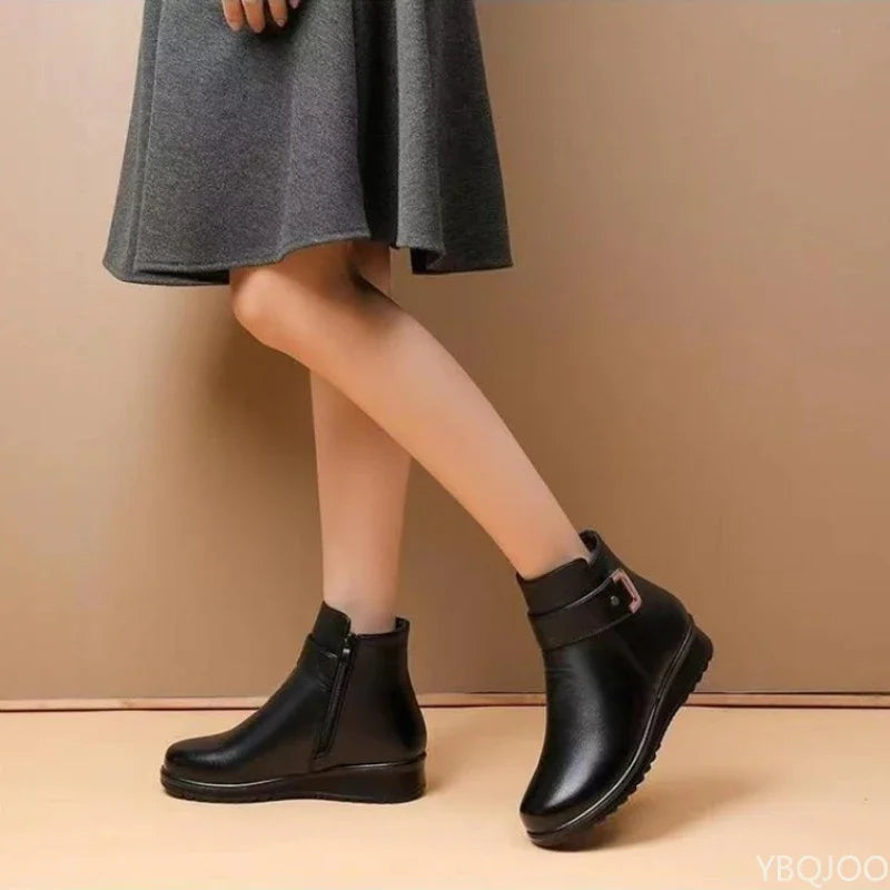 Bottines plates d'hiver antidérapantes Danoir Paris Sidonie portées, en cuir noir avec semelle robuste et style élégant pour l'hiver.