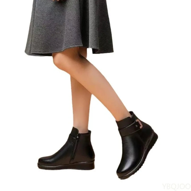 Bottines plates d'hiver antidérapantes Sidonie de Danoir Paris, en cuir noir avec semelle robuste, pour un style confortable et sécurisé.