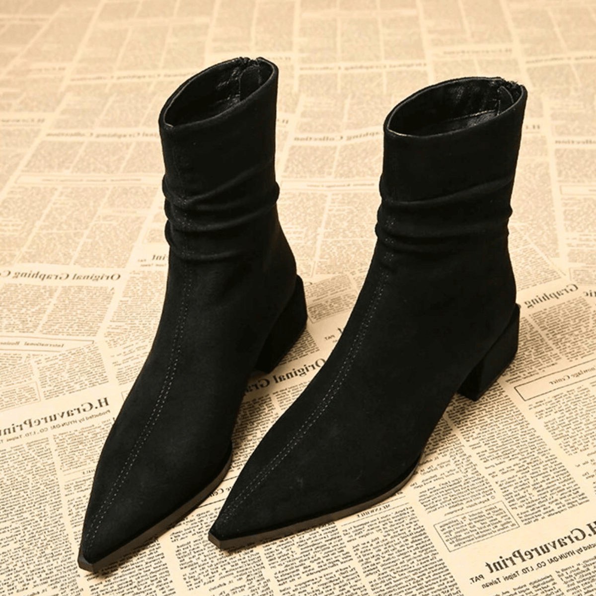Bottines en suédine Hortense de Danoir Paris avec bout pointu, vue de face, en couleur beige.