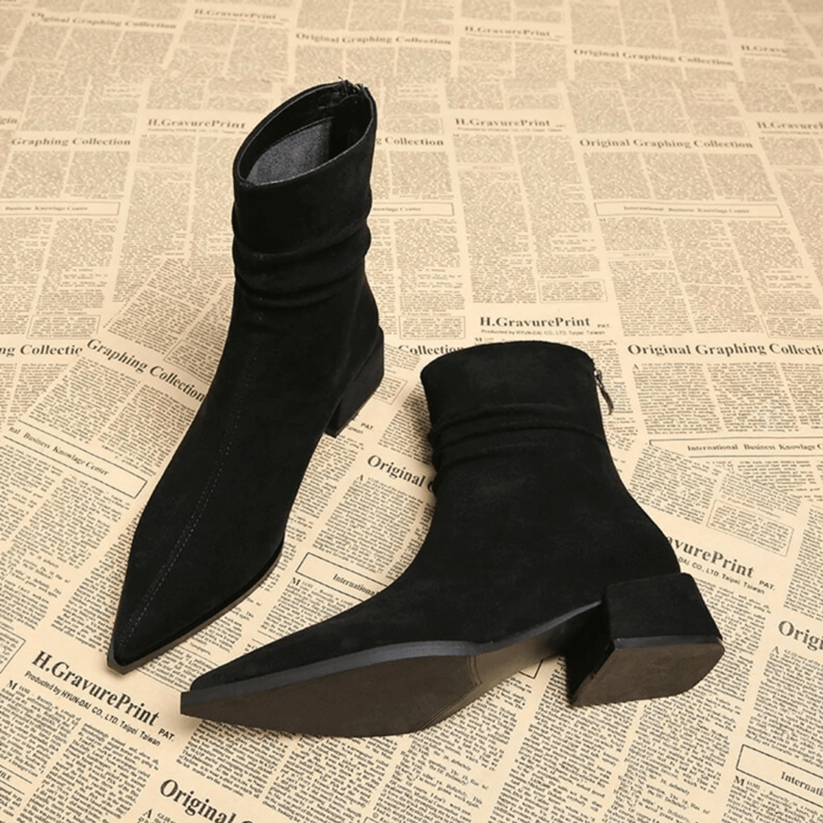 Bottines en suédine Hortense de Danoir Paris avec bout pointu, vue de face, sur fond neutre.