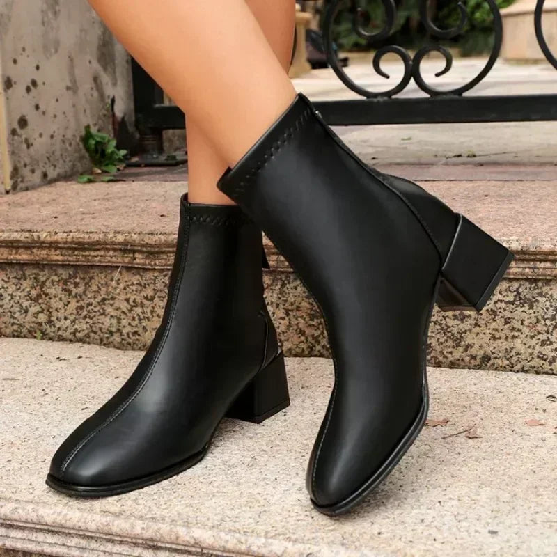 Bottines à talon bloc Danoir Paris Victoire avec zip arrière, en cuir noir, style élégant et moderne.