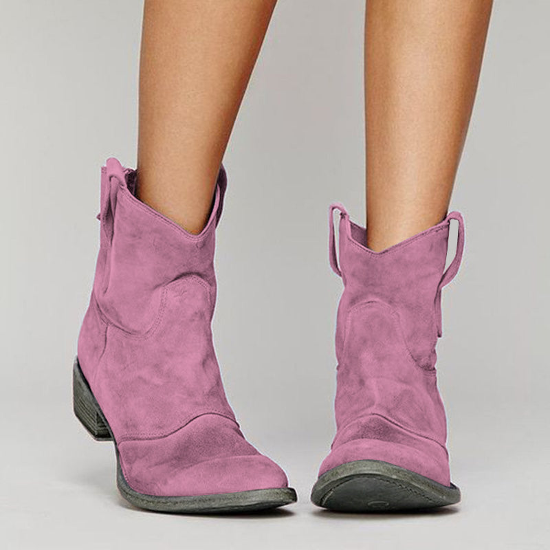 Bottines western modernes Marielle de Danoir Paris, en cuir noir avec détails stylés, sur une surface en bois.