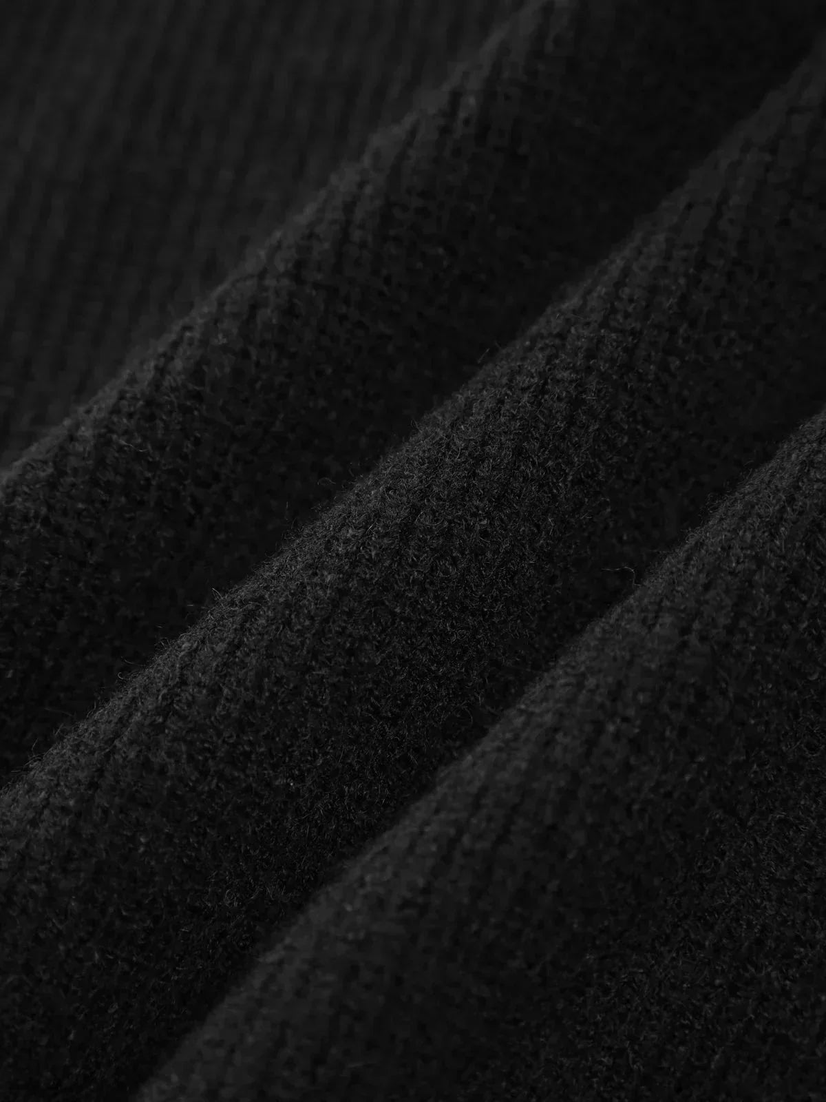 Pull Danoir Paris Nia en laine torsadée à col roulé noir, style automne, doux et confortable, avec couture contrastante visible.
