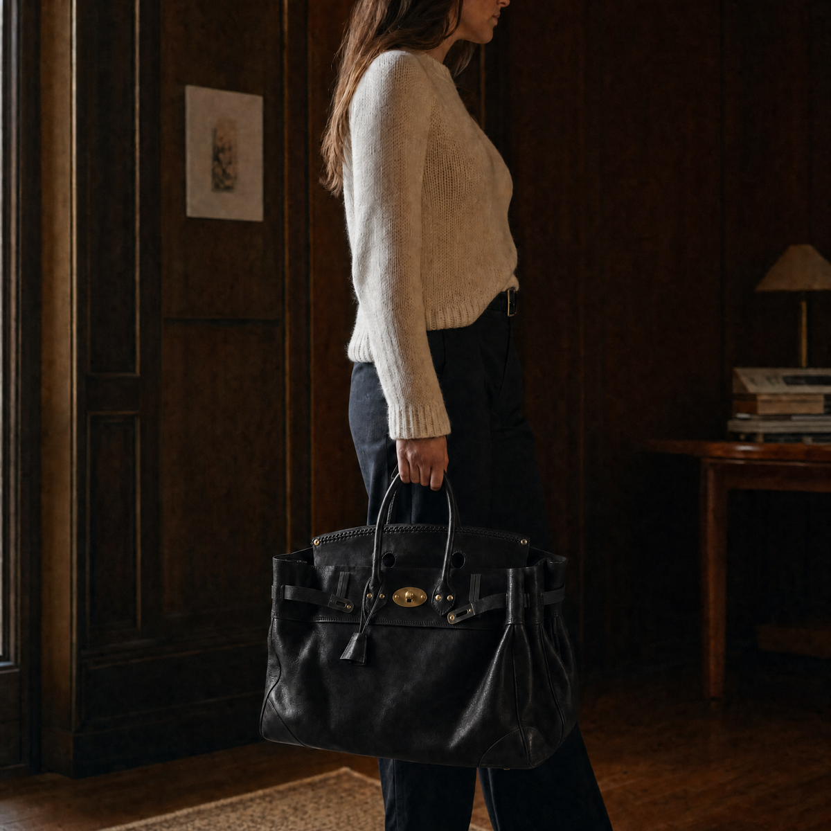 Sac à main Vivienne de Danoir Paris, fait main, porté en situation de style avec détails en cuir et design élégant.