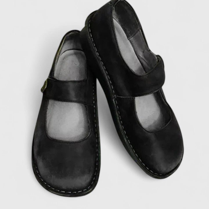 Chaussures Hedwig Mary Jane de Danoir Paris, élégantes chaussures en cuir noir avec boucle, vue de face.