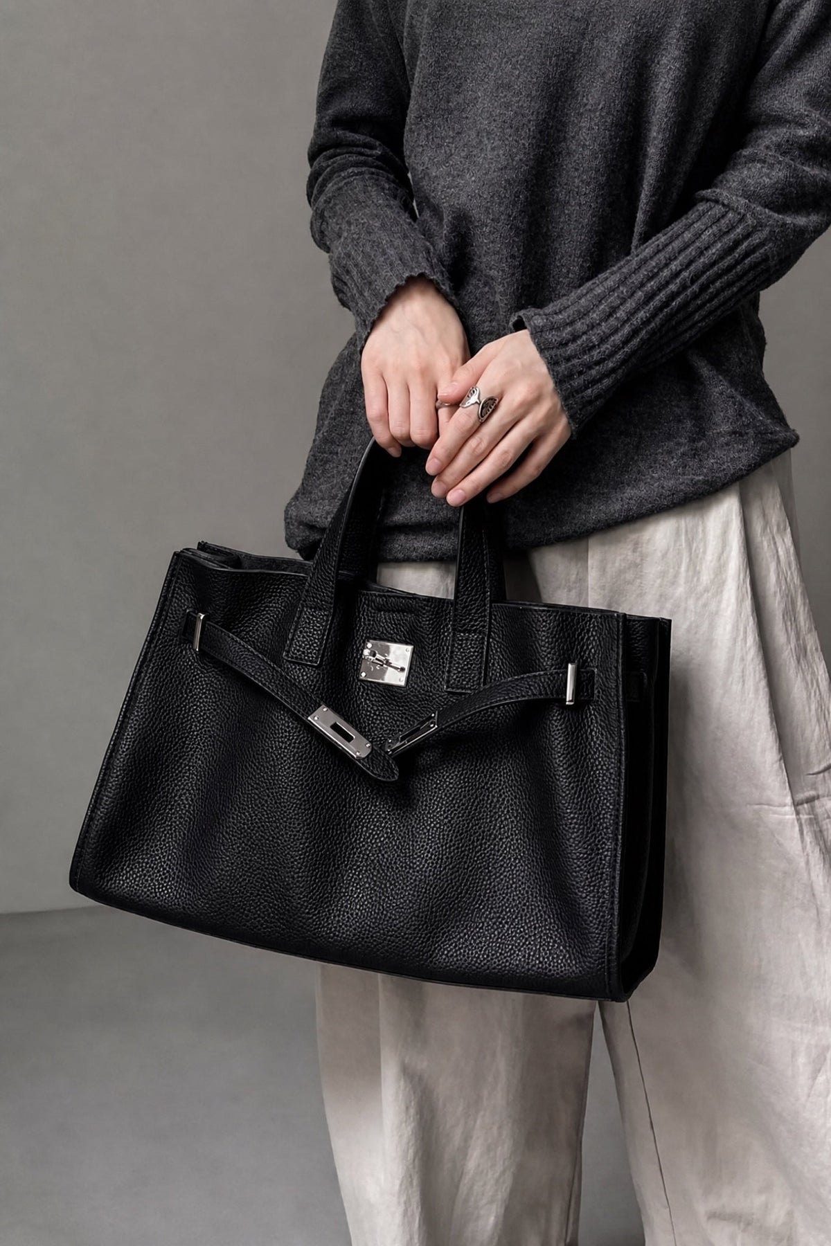Sac Tote Meridian noir de Danoir Paris porté par un mannequin, sac à main élégant en tissu robuste pour femmes.