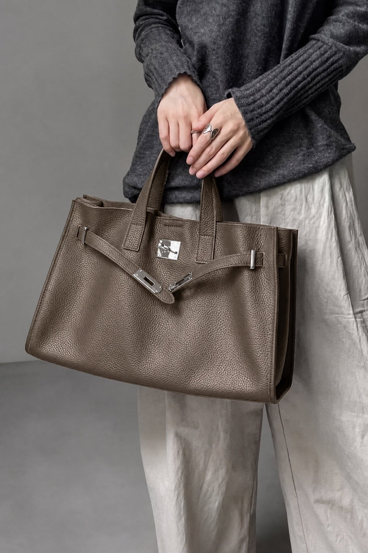 Sac tote Meridian Danoir Paris en brun café porté par un mannequin, en tissu robuste avec poignées épaisses.