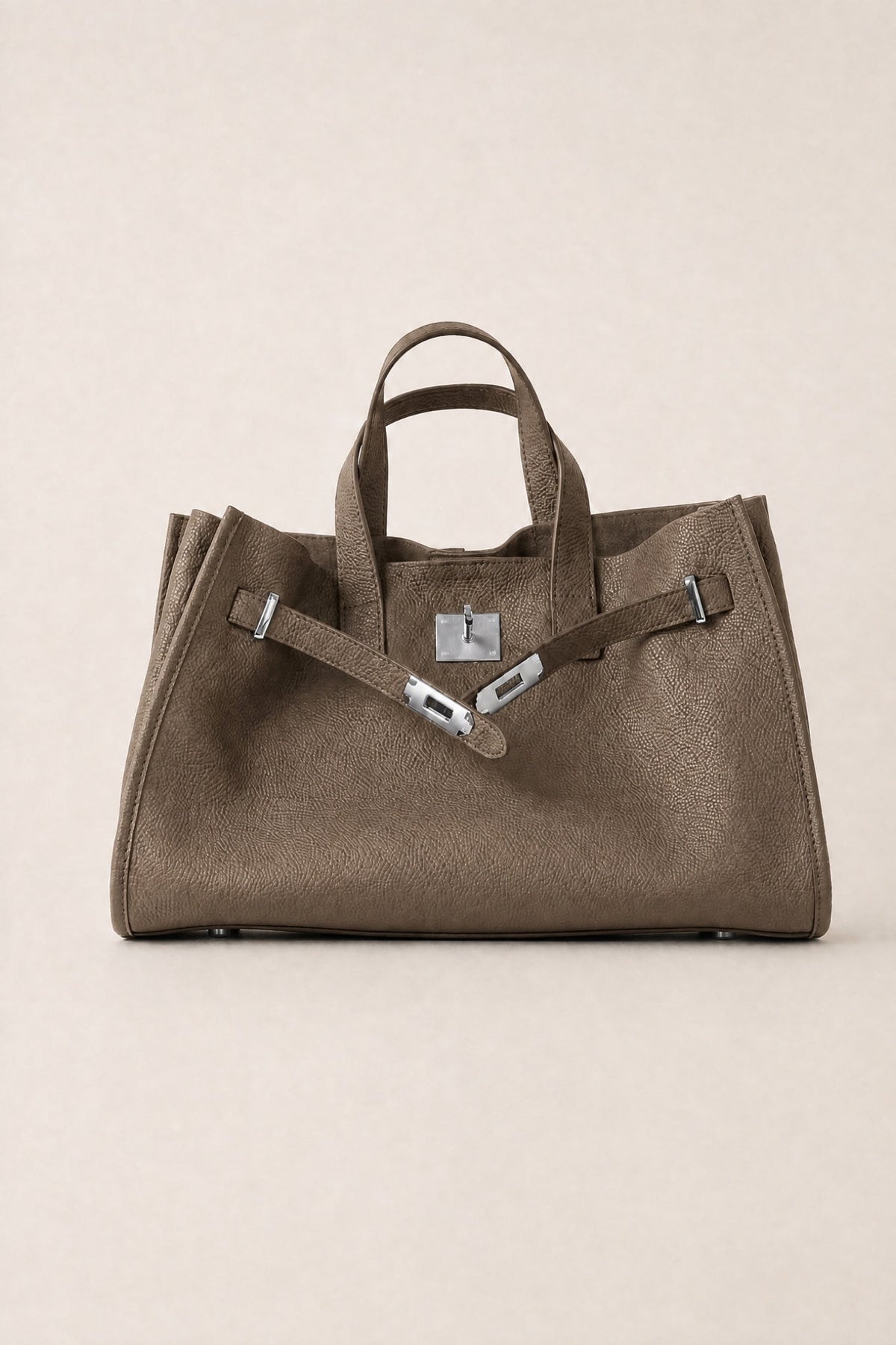 Sac tote Meridian en coton marron avec poignées, par Danoir Paris, posé sur une surface en bois.