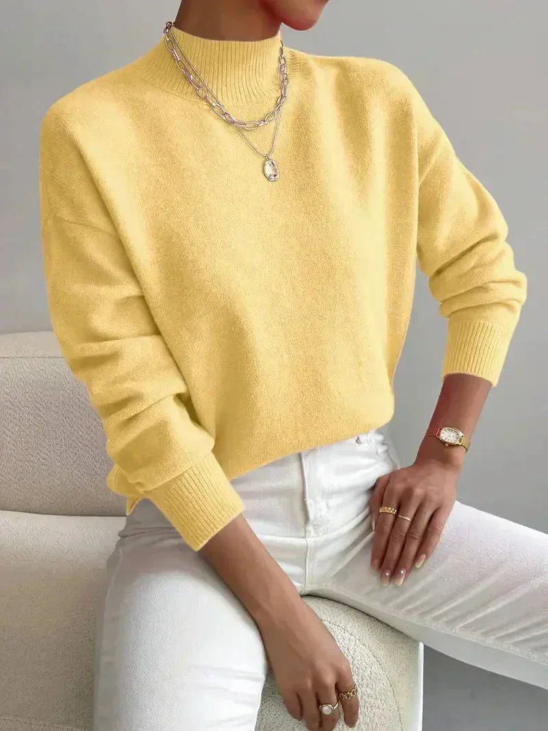 Pull élégant et chaud Jennifer de Danoir Paris, en maille confortable de couleur neutre, porté par une femme dans un style chic.