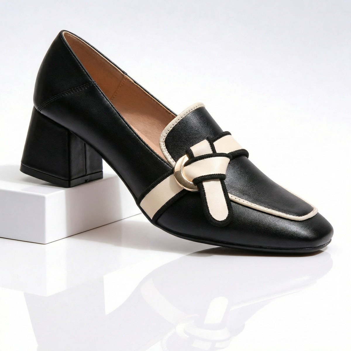 Mocassins à talons Danoir Paris avec profil contrastant, en cuir élégant, vue en gros plan sur le devant du modèle.