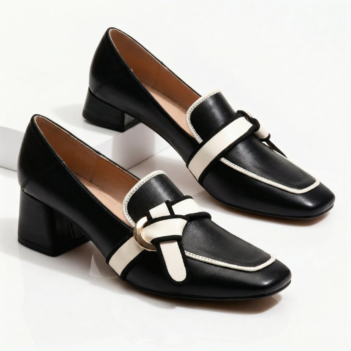 Mocassins Danoir Paris avec profil contrastant, chaussures à talons élégantes en cuir, vue de face sur fond neutre.