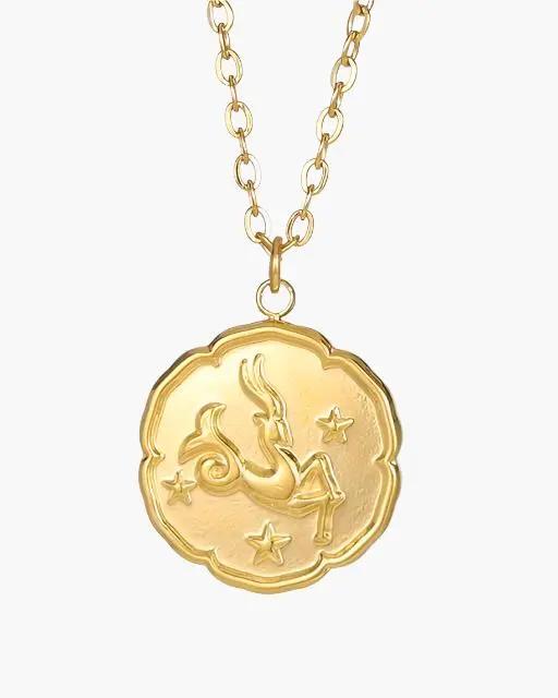 Collier zodiac du signe Aries en or, bijou élégant de la marque Old Money, visible avec pendentif gravé zodiac.