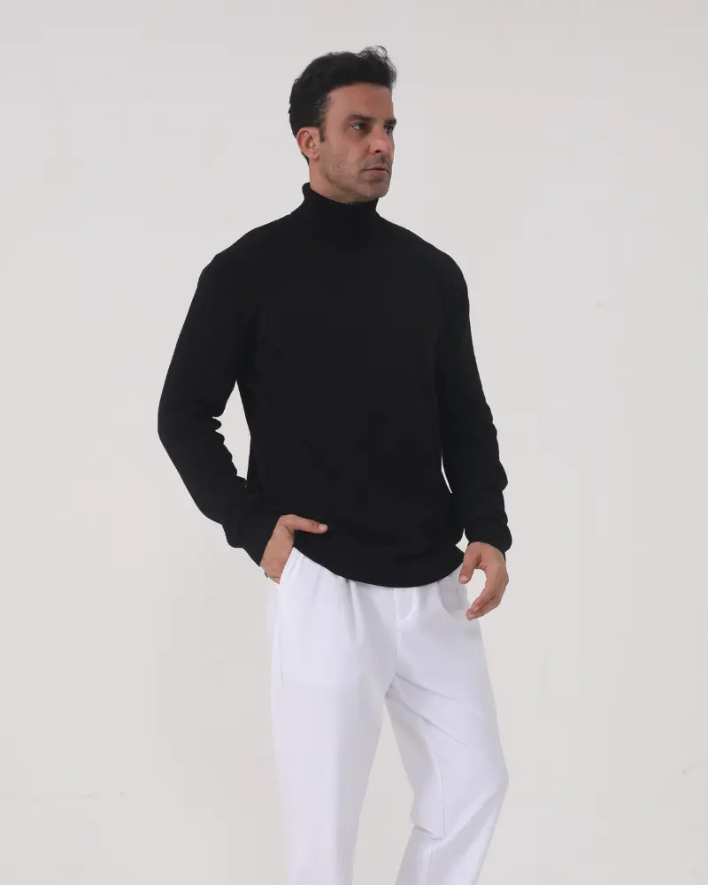 Pull en laine mérinos Gstaad Old Money avec col roulé, gris clair, porté sur mannequin, détail doux et finitions élégantes.