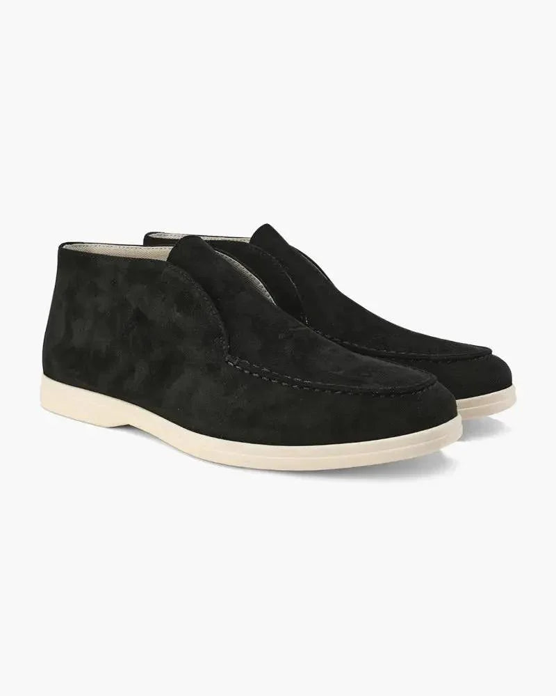 Mocassins en daim Old Money High Suede Loafers couleur marron avec semelle en caoutchouc, vues de côté sur fond neutre.