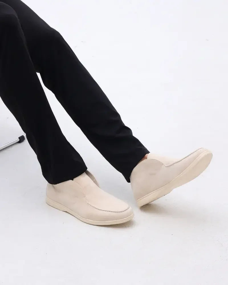 Chaussures loafers en daim marron Old Money High Money, élégantes et confortables pour homme, vues de face sur fond blanc.