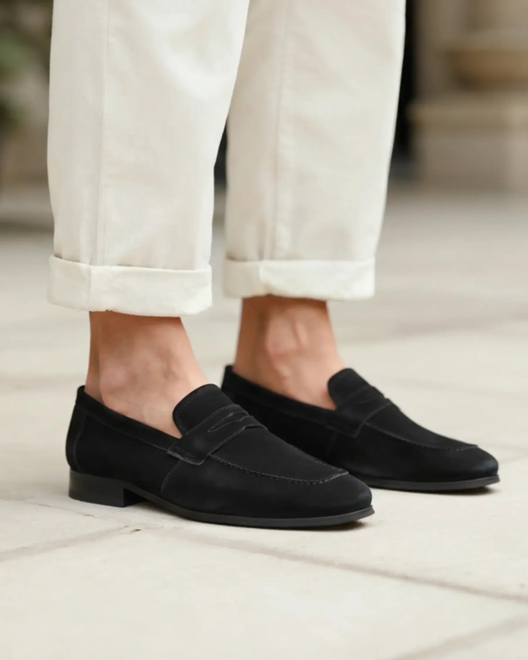 Mocassins en daim Old Money Penny Loafers avec bride, style classique et élégance, vue de face sur fond neutre.