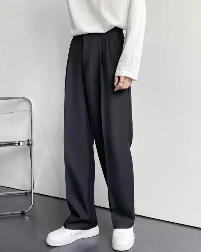 Pantalon Paris à coupe large de la marque Old Money, en tissu noir, avec une silhouette ample et élégante.