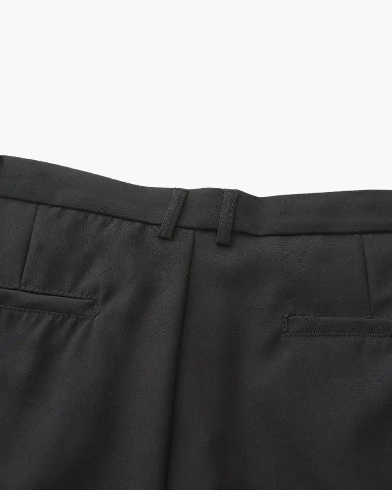 Pantalon Paris Wide Fit de la marque Old Money, coupe ample, en tissu léger, couleur neutre, porté avec un haut blanc.