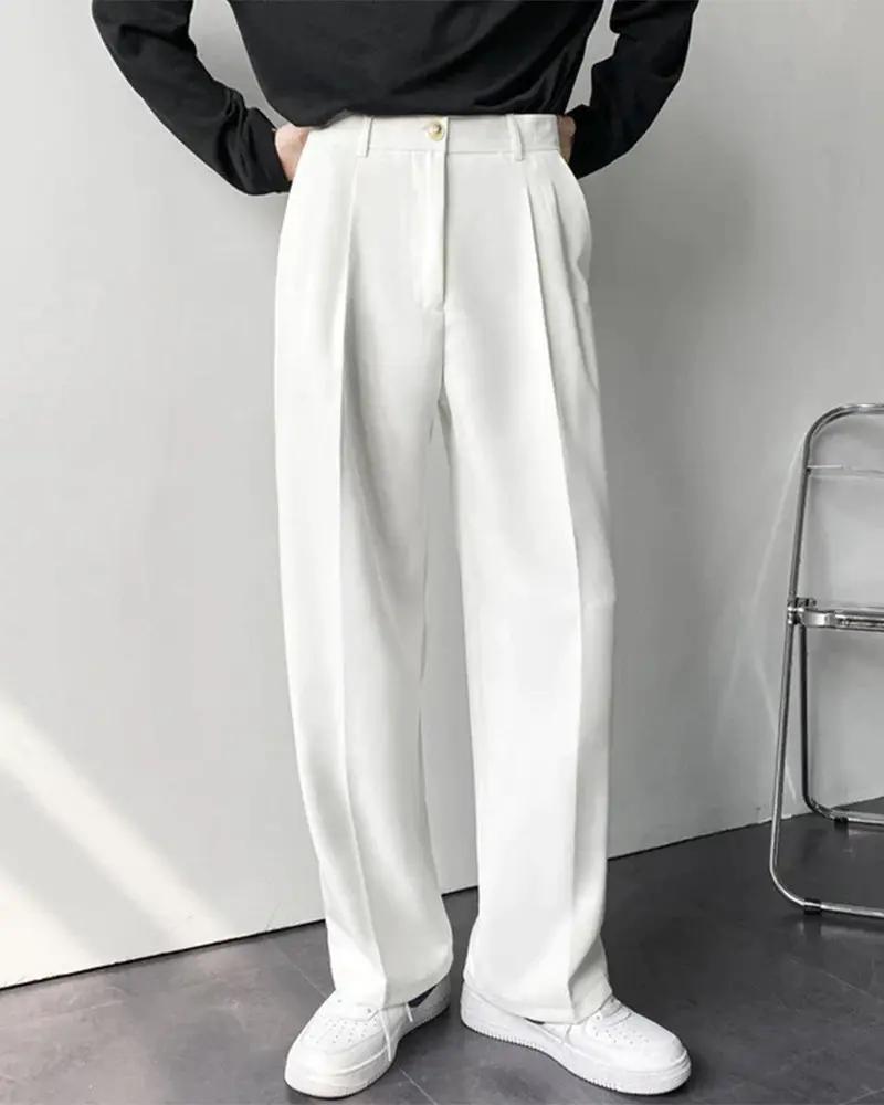 Pantalon Paris à coupe large de la marque Old Money, tissu en coton, style décontracté et élégant, porté avec une chemise blanche.