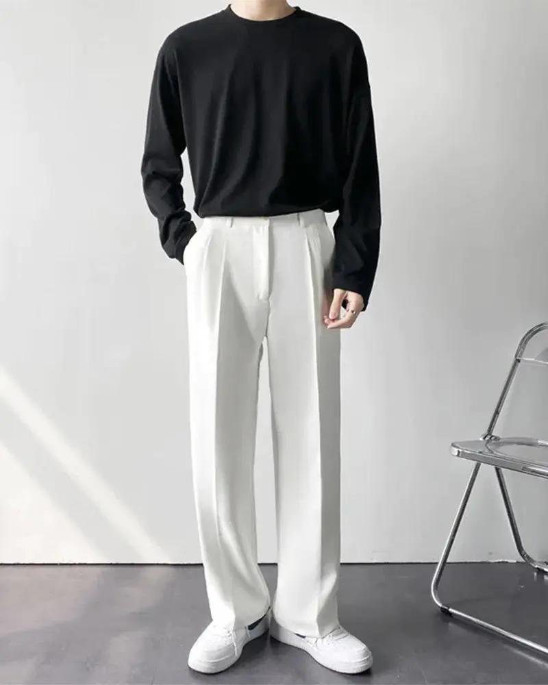 Pantalon large Paris Wide Fit de la marque Old Money, en tissu léger, porté avec une chemise blanche dans une tenue décontractée.