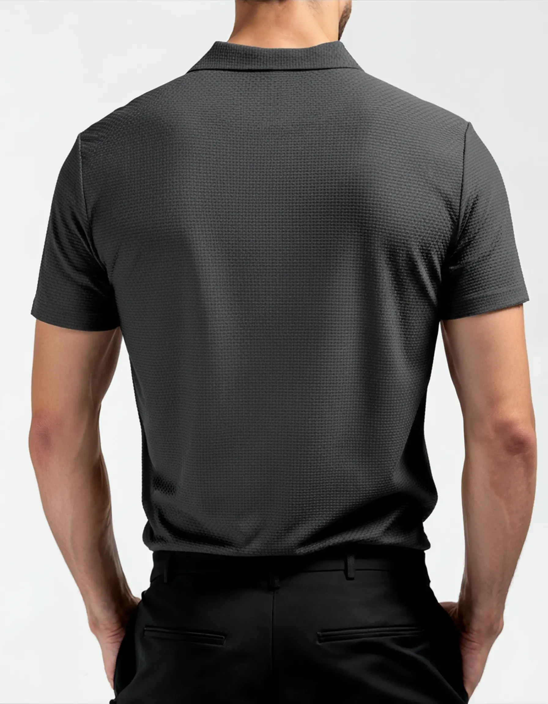 Polo en soie Prestigio Silk Polo de la marque Old Money, avec col classique et tissu lisse, aspect élégant et anti-rides visible.