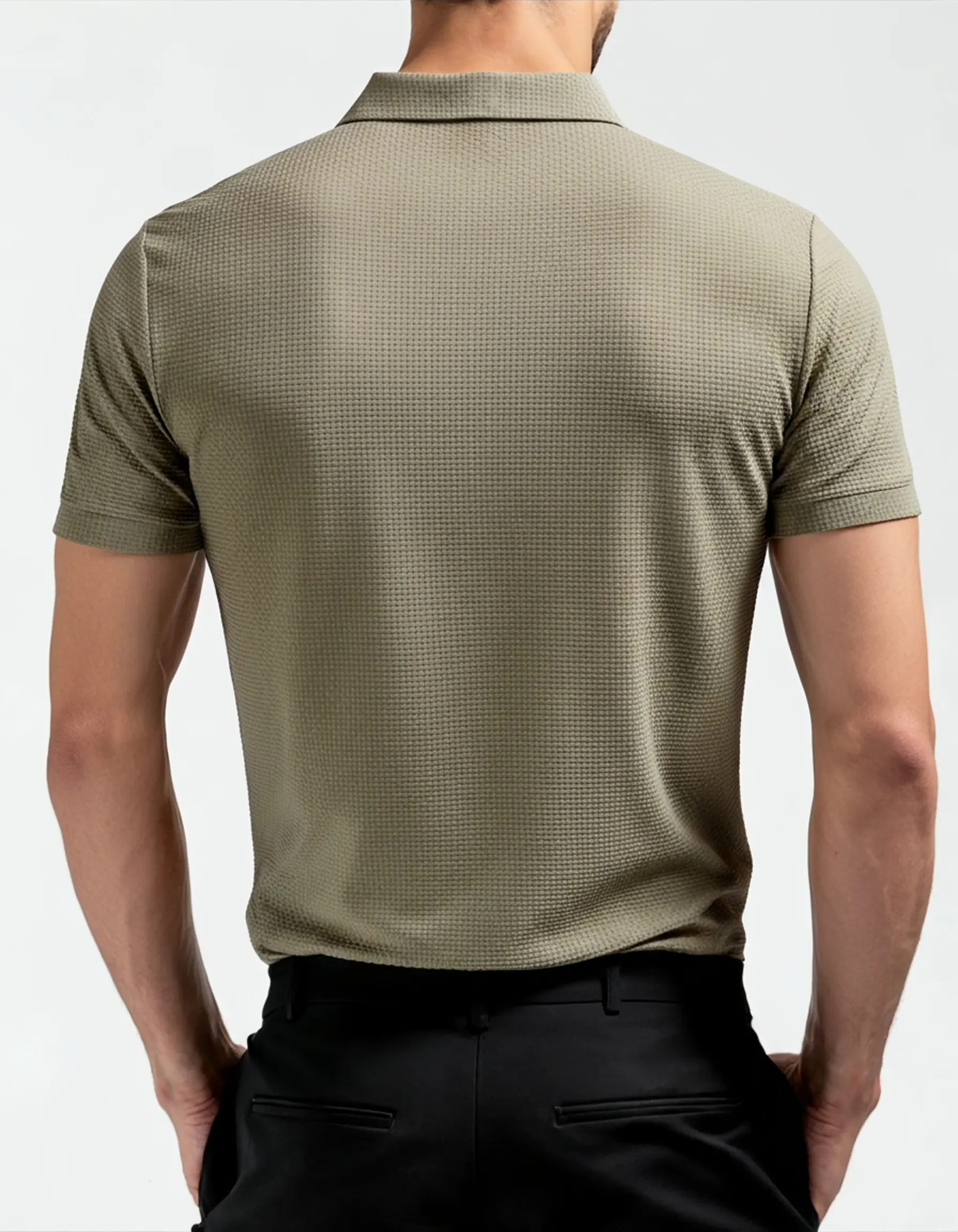 Polo en soie Prestigio Silk Polo de la marque Old Money, présentant un tissu lisse et élégant, sans plis.