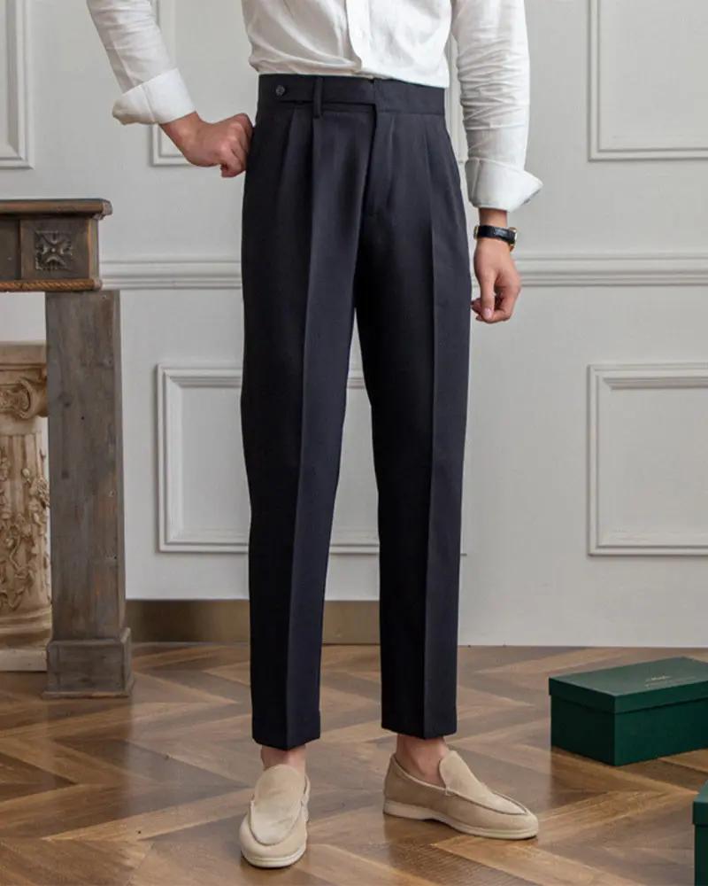 Pantalon taille haute Paris Old Money en tissu noir, coupe élégante et moderne, porté sur un mannequin.