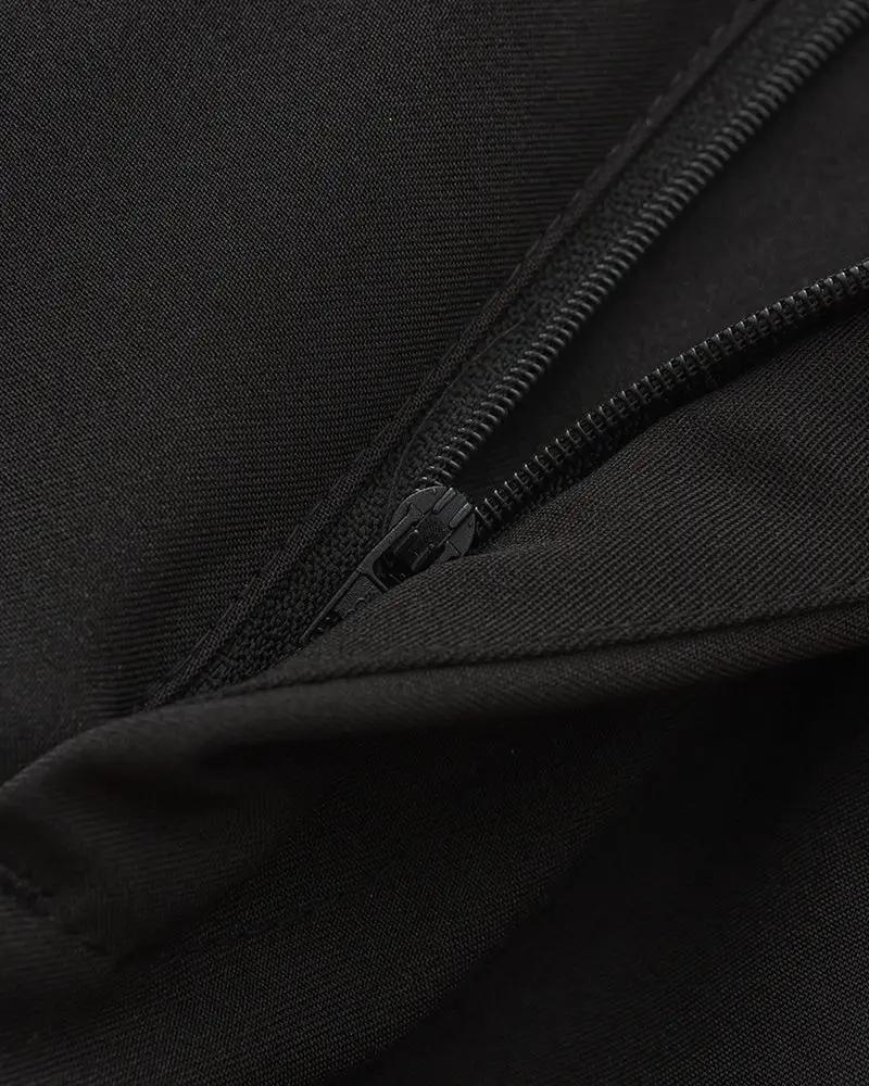 Pantalon taille haute Paris de la marque Old Money, coupe élégante et tissu en coton, porté par une femme en tenue chic.
