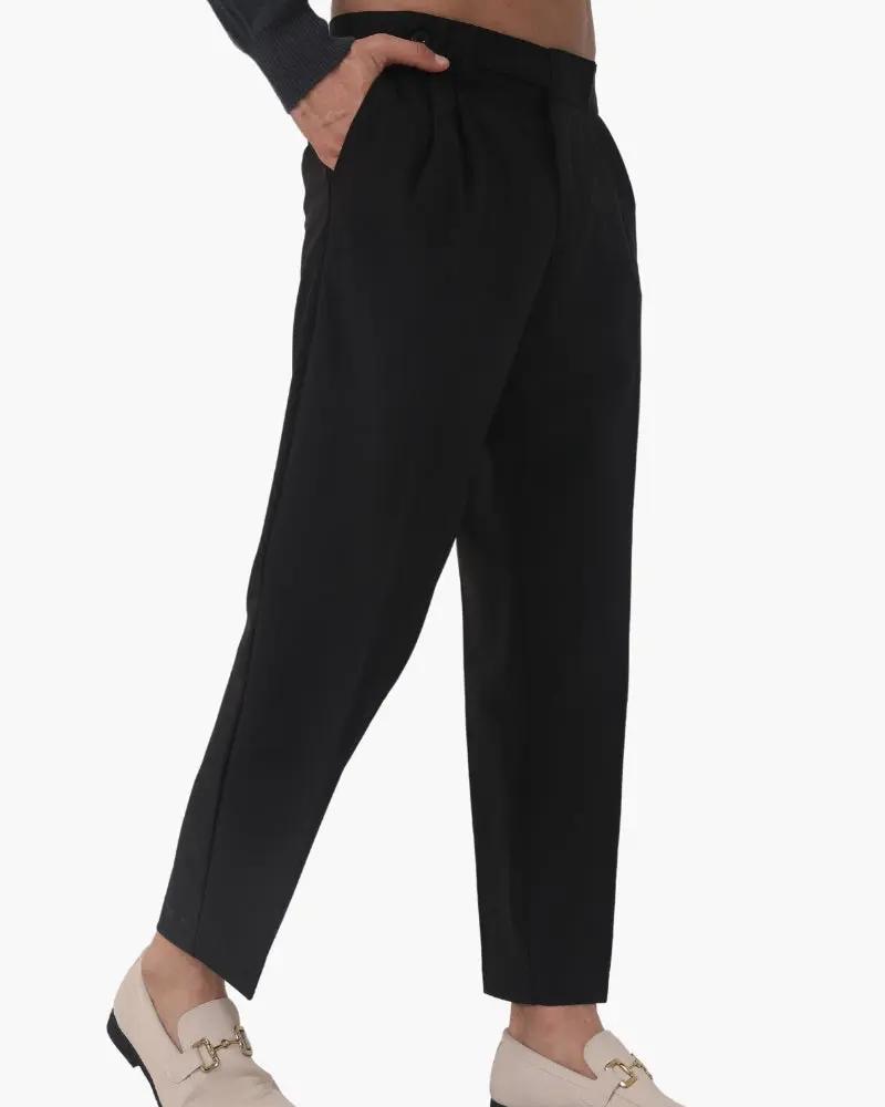 Pantalon taille haute Paris de la marque Old Money, coupe élégante et moderne, en tissu noir avec détails sophistiqués.